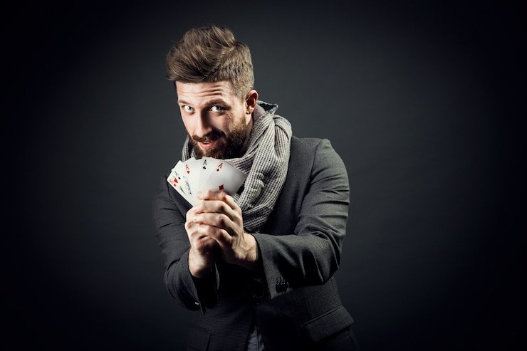 Antarmuka aplikasi qq801 menampilkan meja live-dealer dengan dealer profesional